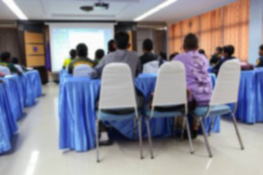 odak bulanıklık, öğrenci öğretmen ön ve projektör slayt ekranı ile bir sınıfta oturup