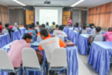 odak bulanıklık, öğrenci öğretmen ön ve projektör slayt ekranı ile bir sınıfta oturup