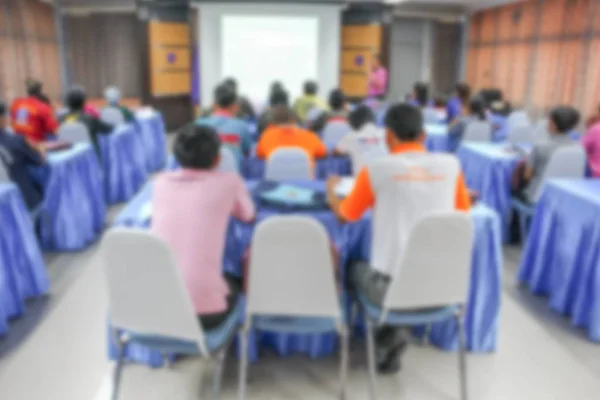 Focus vervagen, student zit in een klas met leraar voorzijde en projector diascherm — Stockfoto