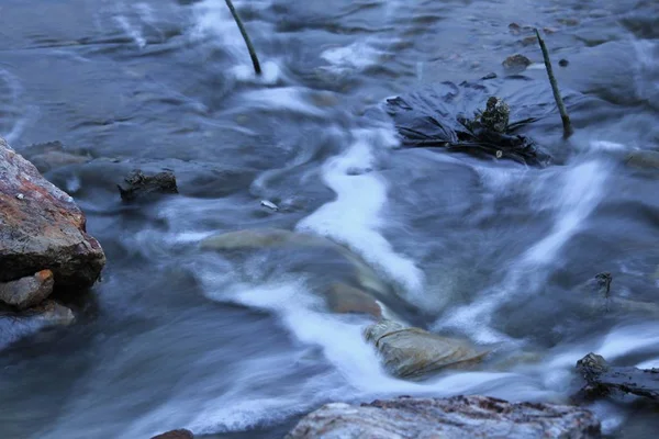Hermosa cascada, tomada con una velocidad de obturación muy lenta — Foto de Stock