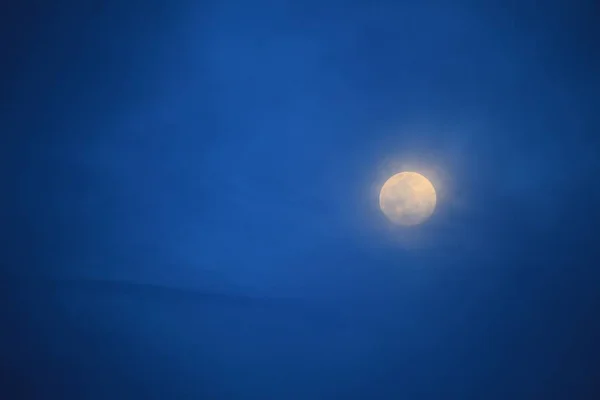 Céu noturno com lua bonita, para fundo — Fotografia de Stock