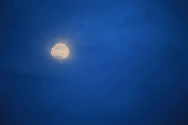 Nachtelijke hemel met prachtige maan, voor achtergrond — Stockfoto