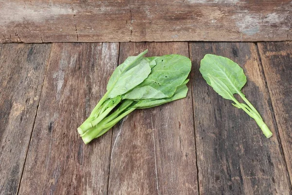 Kale Cina sayuran segar pada latar belakang meja kayu — Stok Foto