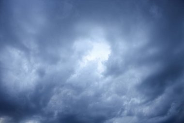 Mavi gökyüzü ve oluşumu raincloud karanlık hareket şekli güzel var