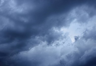 Mavi gökyüzü ve oluşumu raincloud karanlık hareket şekli güzel var