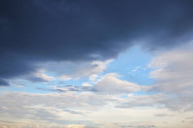 Mavi gökyüzü ve oluşumu raincloud karanlık hareket şekli güzel var