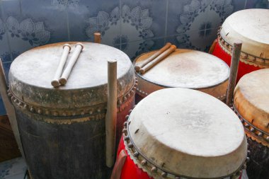 Büyük seçici odak, antik tapınak Tayland davul