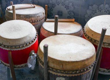 Büyük seçici odak, antik tapınak Tayland davul