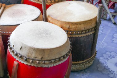 Büyük seçici odak, antik tapınak Tayland davul