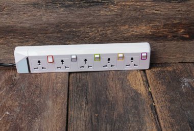 Beyaz tak soket elektrik güç çubuğu veya woode üzerinde engelleme uzantısı