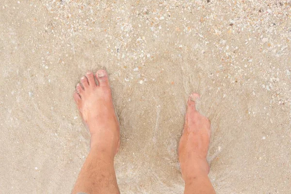 Pernas descalças andando na praia, férias no verão — Fotografia de Stock