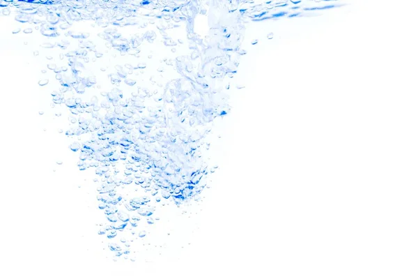 Water splash met bubbels van lucht, op de blauwe achtergrond. — Stockfoto