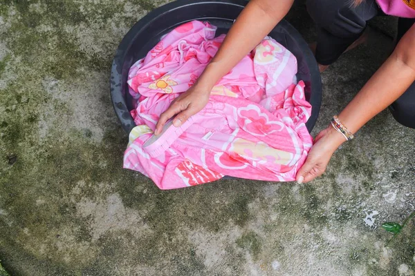 Kleding vrouw werk handwas in zinken zwart voor schone — Stockfoto