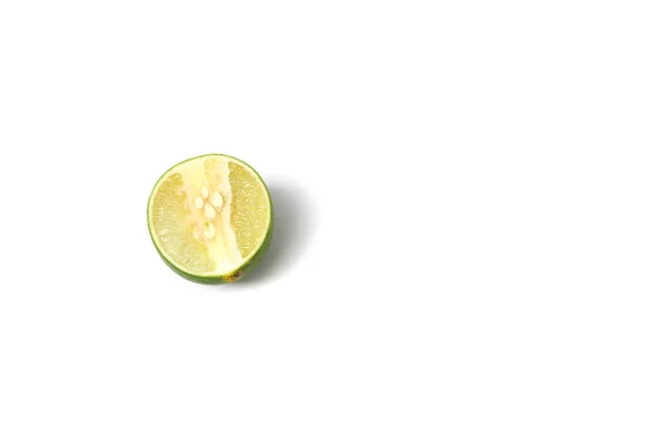 Owoców cytrusowych cytryna, połowę na białym tle — Zdjęcie stockowe