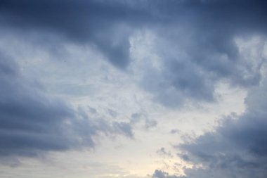 mavi gökyüzü ve oluşumu raincloud karanlık hareket şekli var