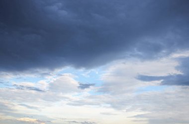 mavi gökyüzü ve oluşumu raincloud karanlık hareket şekli var