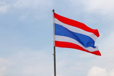 Tay bayrak ile rüzgarda sallayarak, mavi gökyüzü ile güzel 