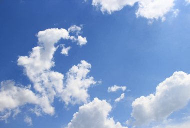 mavi gökyüzü ve büyük bulutla kaplı raincloud güzel 