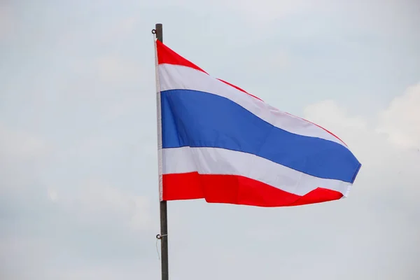 Drapeau thaïlandais, agitant dans le vent avec beau ciel bleu — Photo