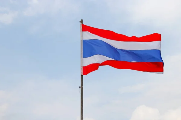 Drapeau thaïlandais, agitant dans le vent avec beau ciel bleu — Photo