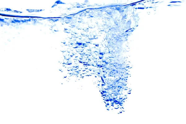 Percikan air biru dengan gelembung udara, pada latar belakang putih — Stok Foto