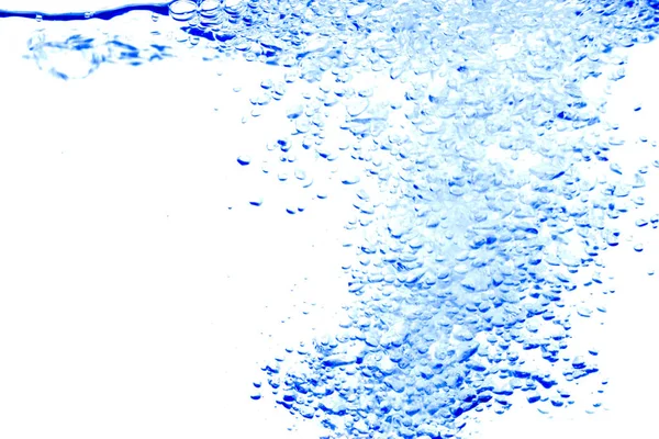 Plusk wody niebieski z pęcherzyków powietrza, na białym tle — Zdjęcie stockowe