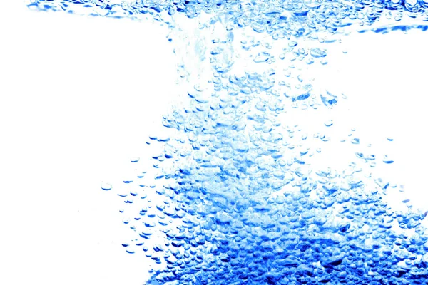 Air memerciki biru dengan gelembung gerak udara, pada backgroun putih — Stok Foto