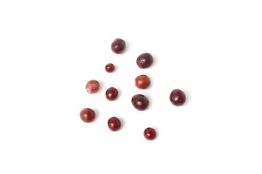 Üzüm kırmızı beyaz arka plan üzerinde taze