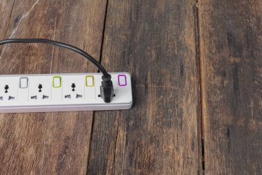 Beyaz elektrik prizine güç çubuğu veya uzantı engellemek