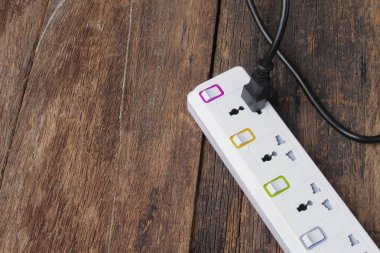 Beyaz elektrik prizine güç çubuğu veya uzantı engellemek