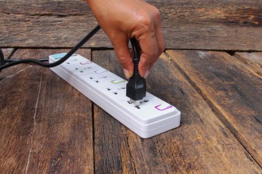 Beyaz elektrik prizine güç çubuğu veya uzantı engellemek