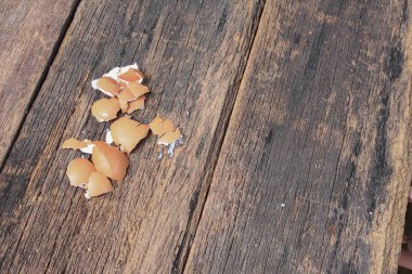 ahşap masa arka plan üzerinde dağınık yumurta kabuğunun