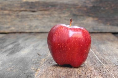 Kırmızı elma yaklaş.