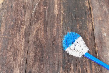 kopya alanı ile ahşap zemin arka planda fırça temizleme tuvalet