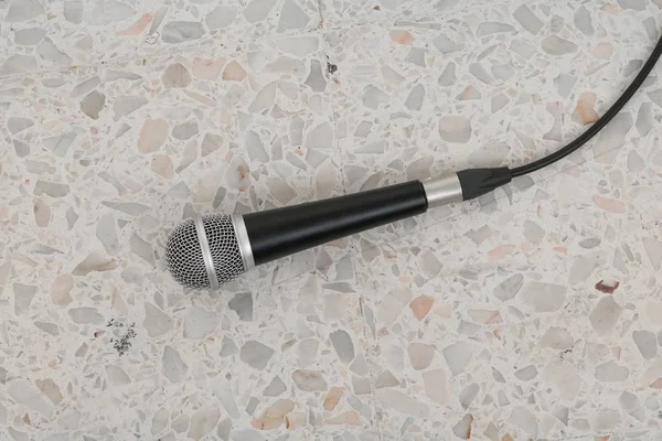 A kábel a padló csiszolt márvány kő háttér dinamikus mikrofon — Stock Fotó