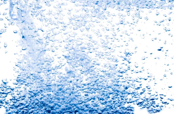 Percikan air biru menunjukkan gerakan dengan gelembung udara, di atas putih — Stok Foto