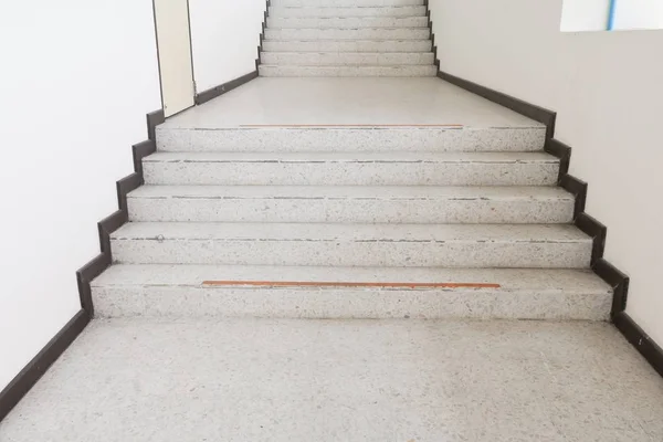 De cerca, camino por las escaleras terrazo, suelo de mármol — Foto de Stock