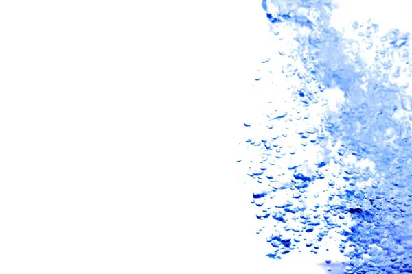 Percikan air biru menunjukkan gerakan dengan gelembung udara, di atas putih — Stok Foto