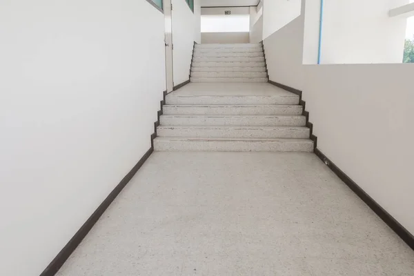 クローズ アップ、方法を階段テラゾー、大理石の床 — ストック写真