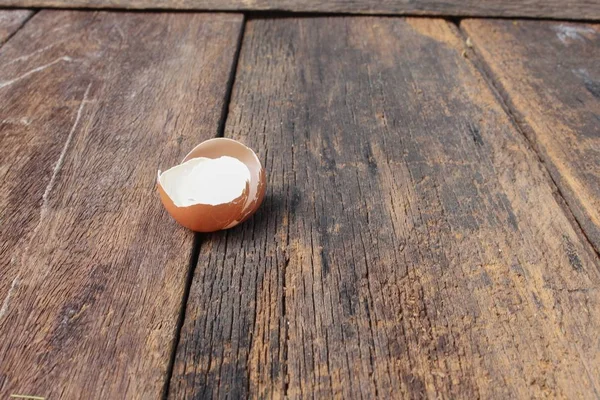 Shell do ovo no fundo da mesa de madeira — Fotografia de Stock