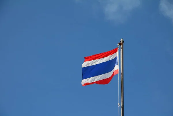 Drapeau Thaïlande sur fond bleu ciel — Photo