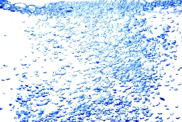 スプラッシュ モーション水青い波、白い背景の上の空気の泡 — ストック写真