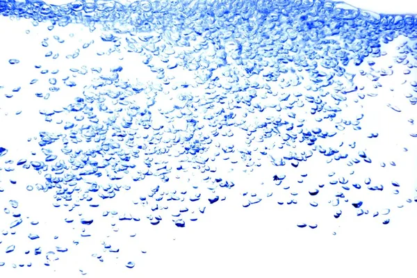 Splash κίνηση νερού μπλε κύμα, με φυσαλίδες αέρα σε λευκό φόντο — Φωτογραφία Αρχείου