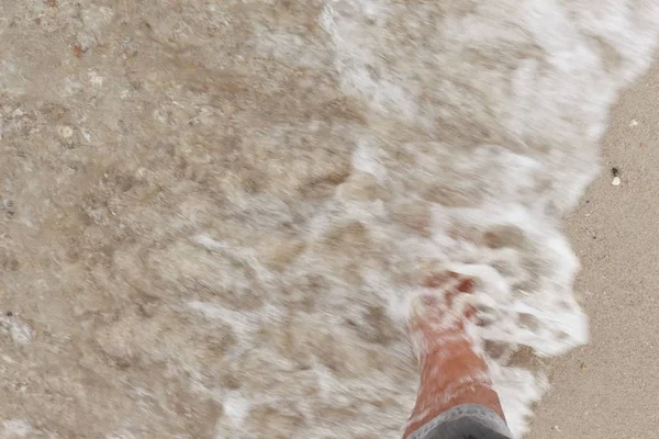 Beach tatil yaz deniz hareket üzerinde yürüme yalınayak bacak — Stok fotoğraf