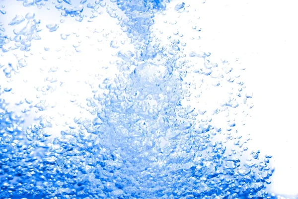 Wasser spritzt blau, zeigt die Bewegung mit Luftblasen, auf weiß — Stockfoto