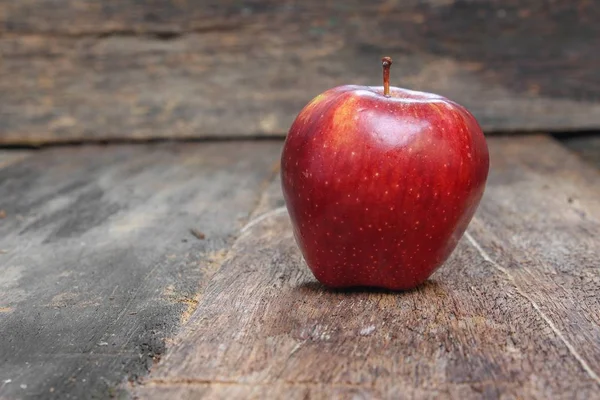 Manzana roja de cerca — Foto de Stock