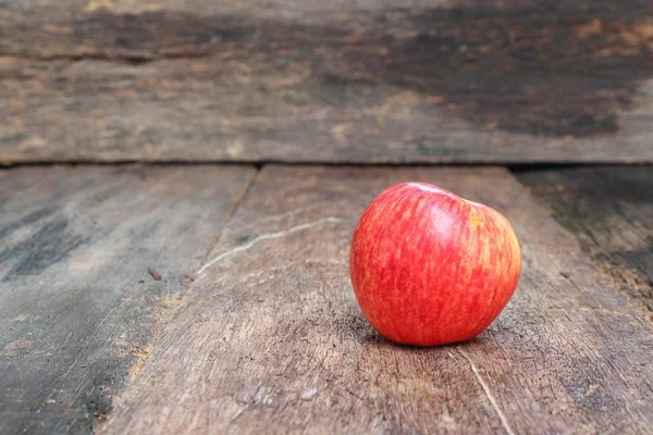 Rött äpple nära — Stockfoto