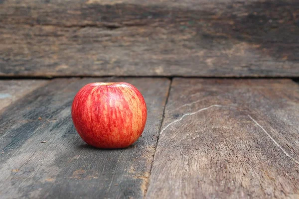 Rött äpple nära — Stockfoto