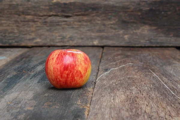 Rött äpple nära — Stockfoto