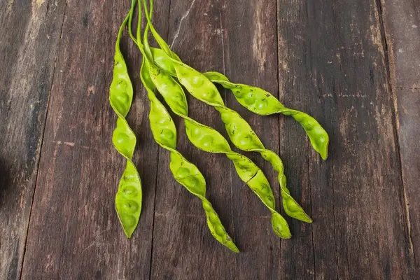 Parkia speciosa sobre fondo de madera — Foto de Stock